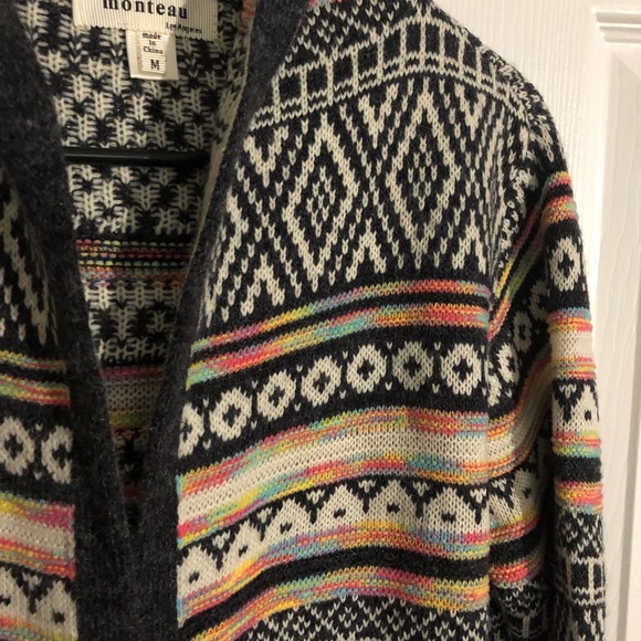 Colorful striped hooded sweater with two front pockets - Picture 4 of 5